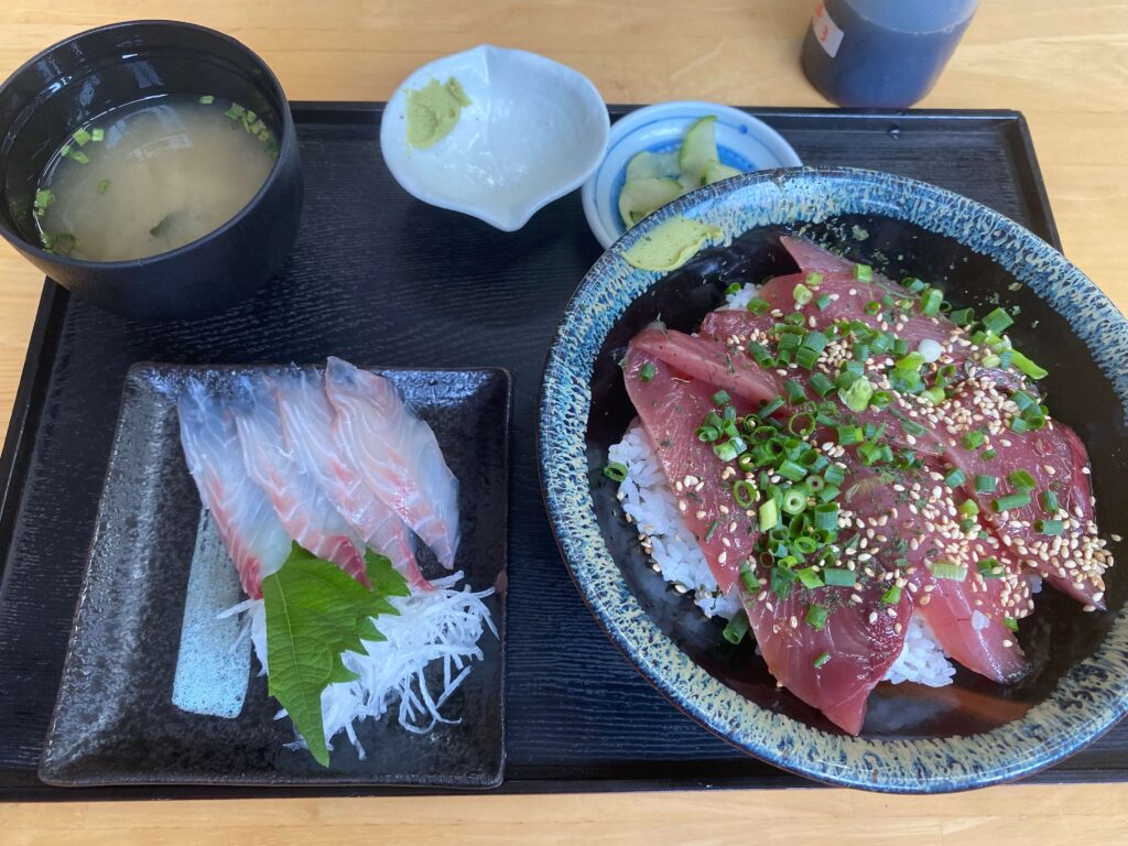 かつお漬け丼とイサキ刺し身のセット